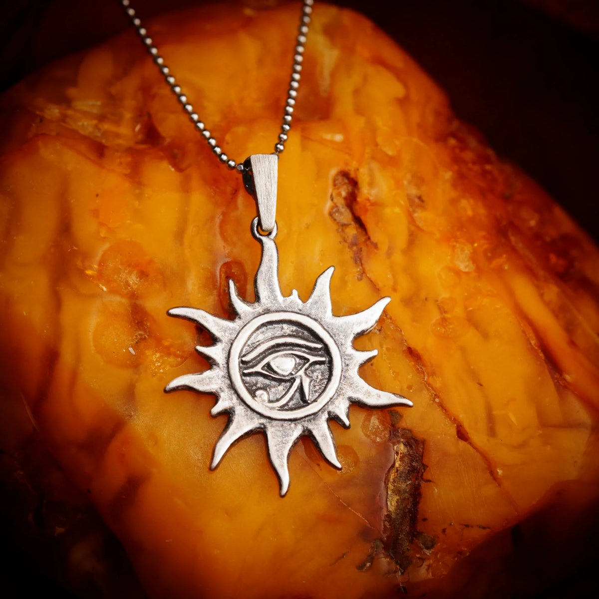 „Auge des Re – Sonnentalisman“-Anhänger aus 925er Silber – oxidierter skulpturaler Schmuck im Boho-Rustik-Stil | Art Diva