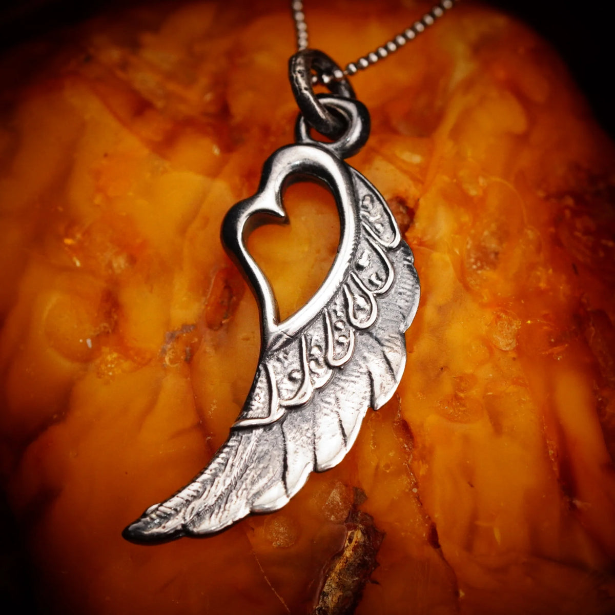 „Flügel mit Herz“-Anhänger aus 925er Silber – Talisman für Liebe und Schutz, Skulpturenschmuck im Boho- und rustikalen Stil | Art Diva