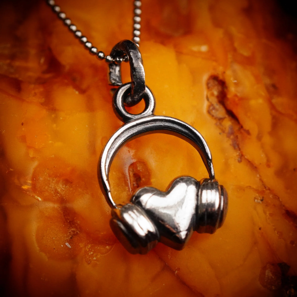 „DJ-Herz“-Anhänger aus 925er Silber mit Kopfhörern – Symbol der Liebe zur Musik, oxidierter Schmuck im Boho- und rustikalen Stil | Art Diva