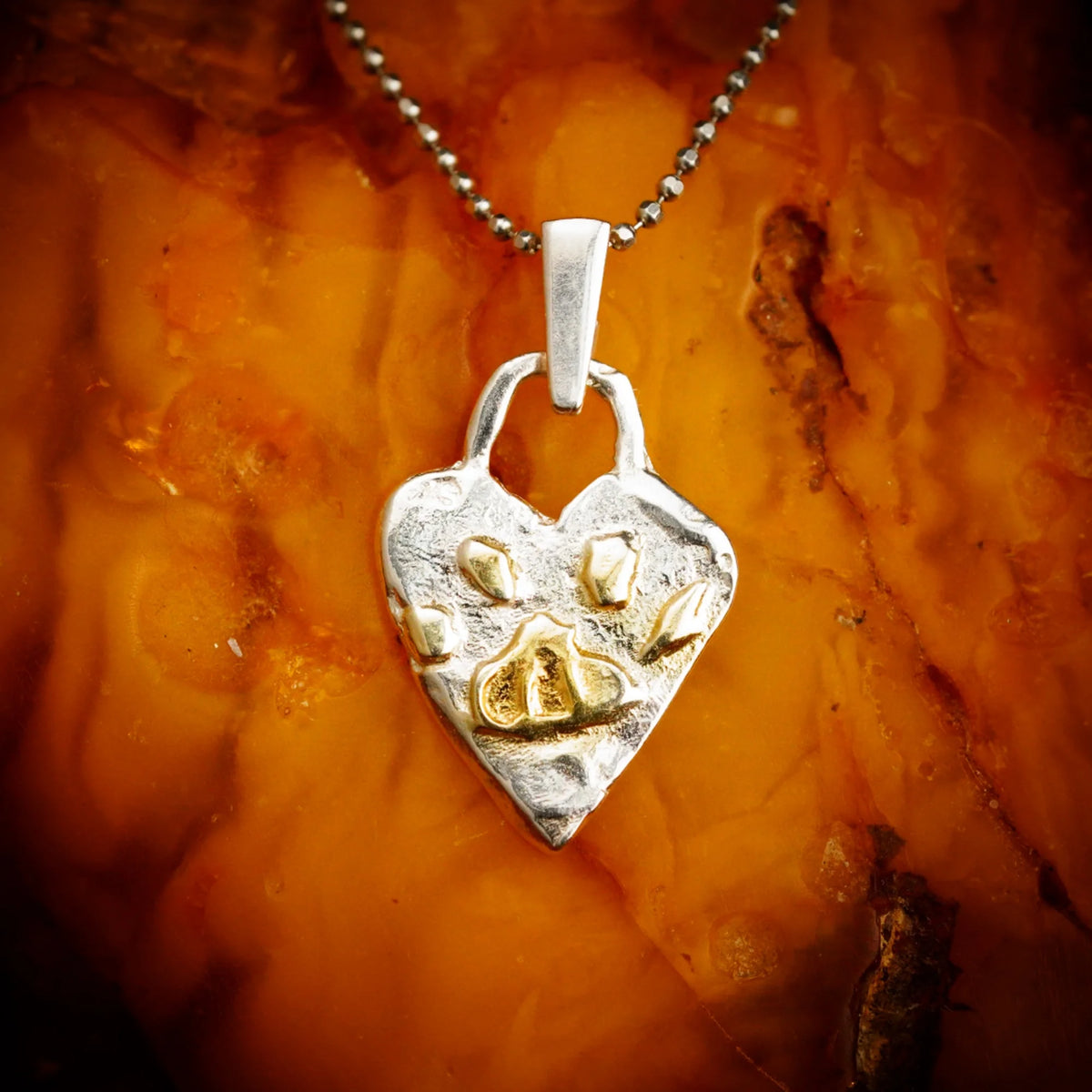 „Flauschige Spur“-Anhänger aus 925er Silber mit vergoldeten Akzenten – Amulett für Liebe und Treue, handgefertigter Skulpturenschmuck im Boho- und rustikalen Stil | Art Diva