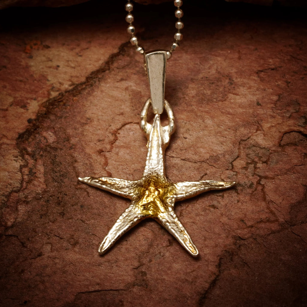 „Seestern“ – Anhänger aus 925er Silber mit goldfarbenen Akzenten, Talisman für Glück und Gelassenheit, Skulpturenschmuck im Boho- und rustikalen Stil | Art Diva