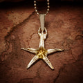 „Seestern“ – Anhänger aus 925er Silber mit goldfarbenen Akzenten, Talisman für Glück und Gelassenheit, Skulpturenschmuck im Boho- und rustikalen Stil | Art Diva