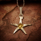 „Seestern“ – Anhänger aus 925er Silber mit goldfarbenen Akzenten, Talisman für Glück und Gelassenheit, Skulpturenschmuck im Boho- und rustikalen Stil | Art Diva