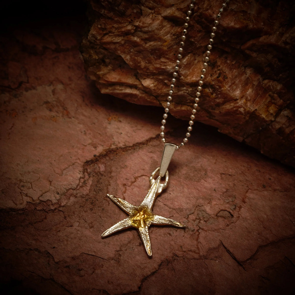 „Seestern“ – Anhänger aus 925er Silber mit goldfarbenen Akzenten, Talisman für Glück und Gelassenheit, Skulpturenschmuck im Boho- und rustikalen Stil | Art Diva