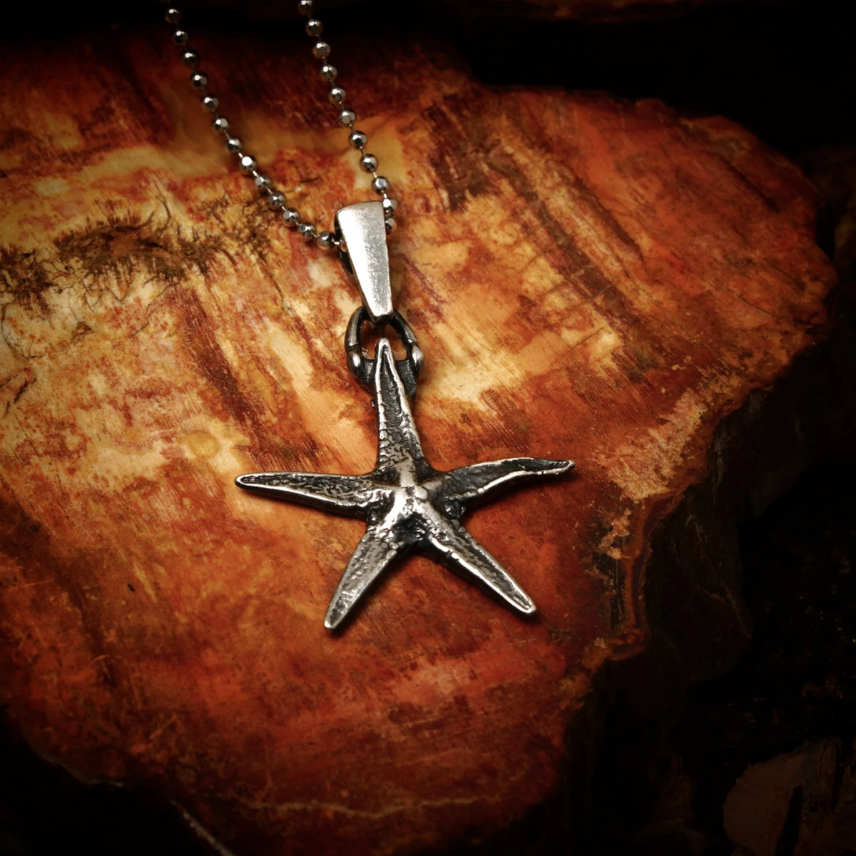 „Seestern“ – oxidierter Anhänger aus 925er Silber, Talisman für Glück und Gelassenheit, Skulpturenschmuck im Boho- und rustikalen Stil | Art Diva