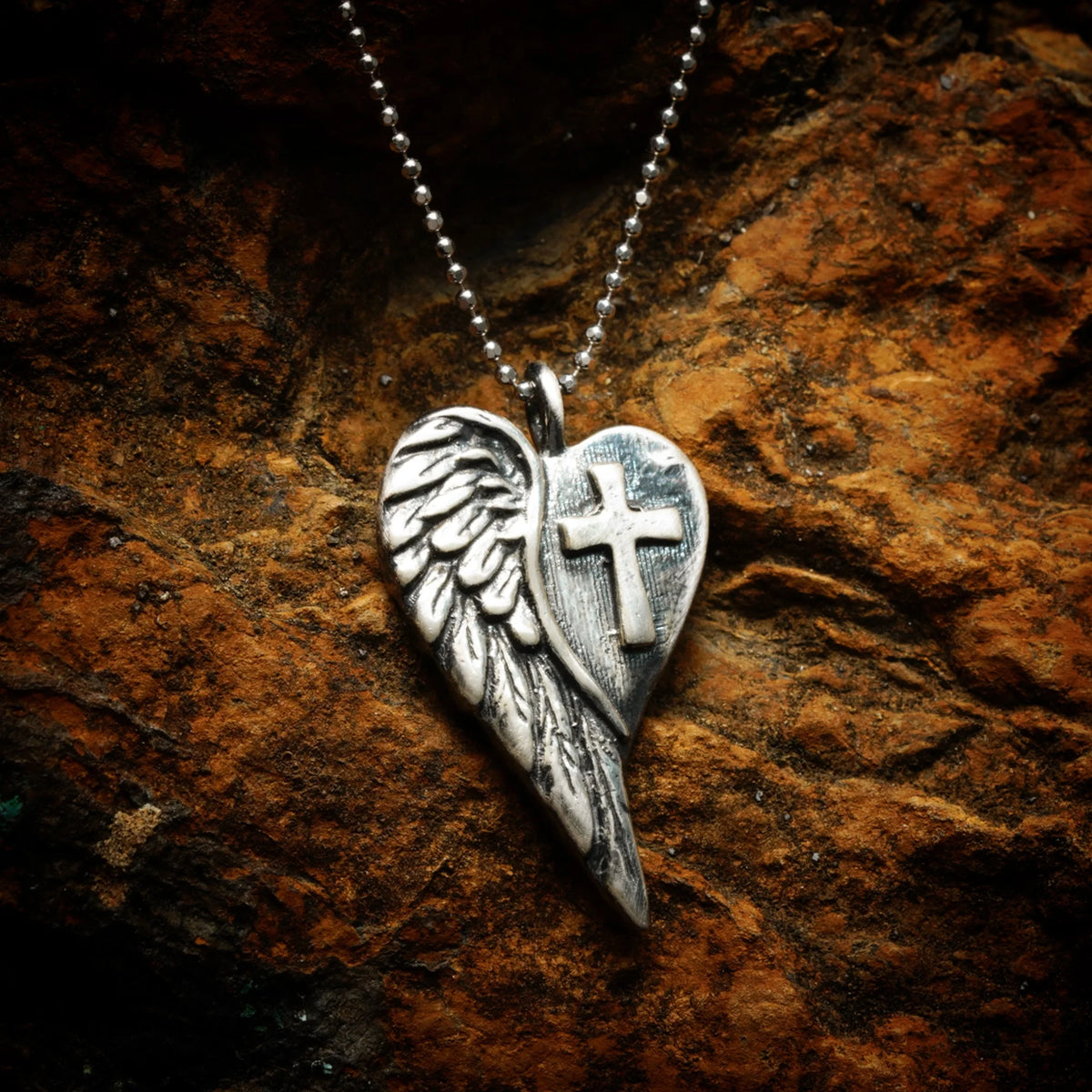 „Herz mit Kreuz und Engelsflügel“-Anhänger aus 925er Silber – Talisman für Schutz, Liebe und innere Stärke, oxidierter Schmuck im Boho- und rustikalen Stil | Art Diva