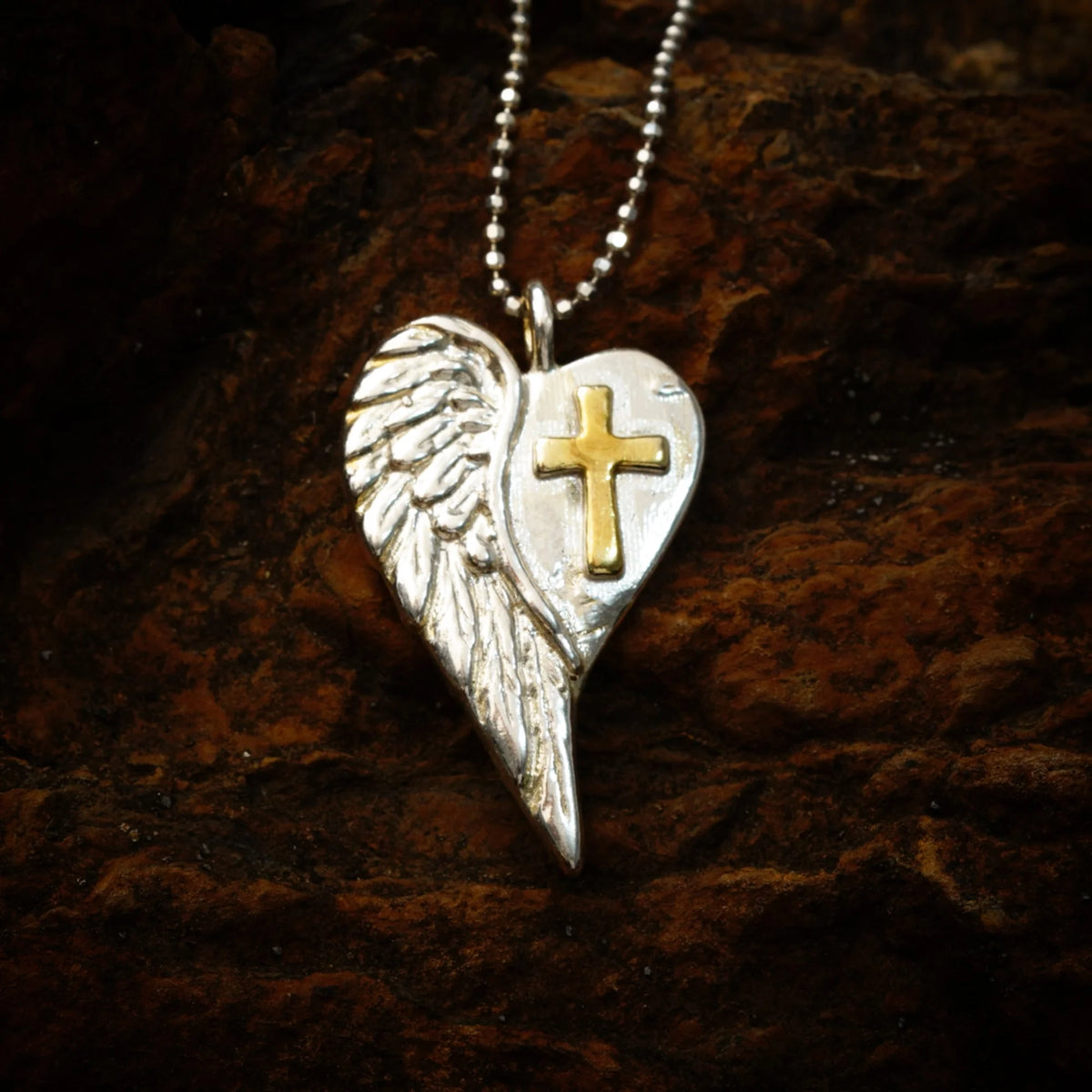 „Herz mit Kreuz und Engelsflügel“-Anhänger aus 925er Silber mit goldfarbenen Akzenten – handpolierter Talisman für Schutz, Liebe und innere Stärke | Art Diva
