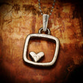 Herz-im-Quadrat-Anhänger aus 925er Silber – teilweise oxidiert im Vintage-Stil, handgefertigter Talisman für Liebe und Ausgeglichenheit, Skulpturenschmuck im Boho- und rustikalen Stil | Art Diva