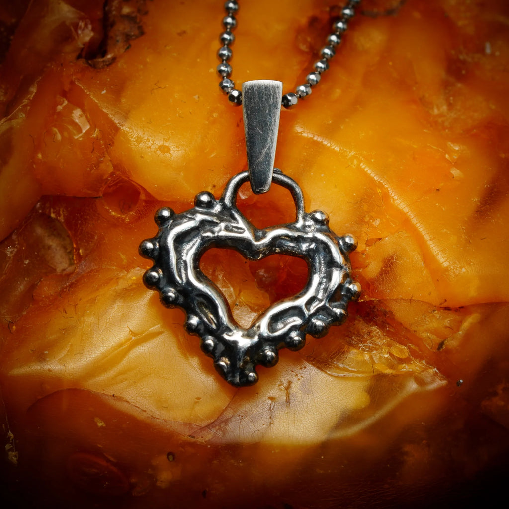 „Morgenliebe“-Herz-Anhänger mit Tautropfen aus 925er Silber – Talisman für Zärtlichkeit und reine Liebe, handgefertigt im Boho-Stil | Art Diva