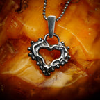 „Morgenliebe“-Herz-Anhänger mit Tautropfen aus 925er Silber – Talisman für Zärtlichkeit und reine Liebe, handgefertigt im Boho-Stil | Art Diva