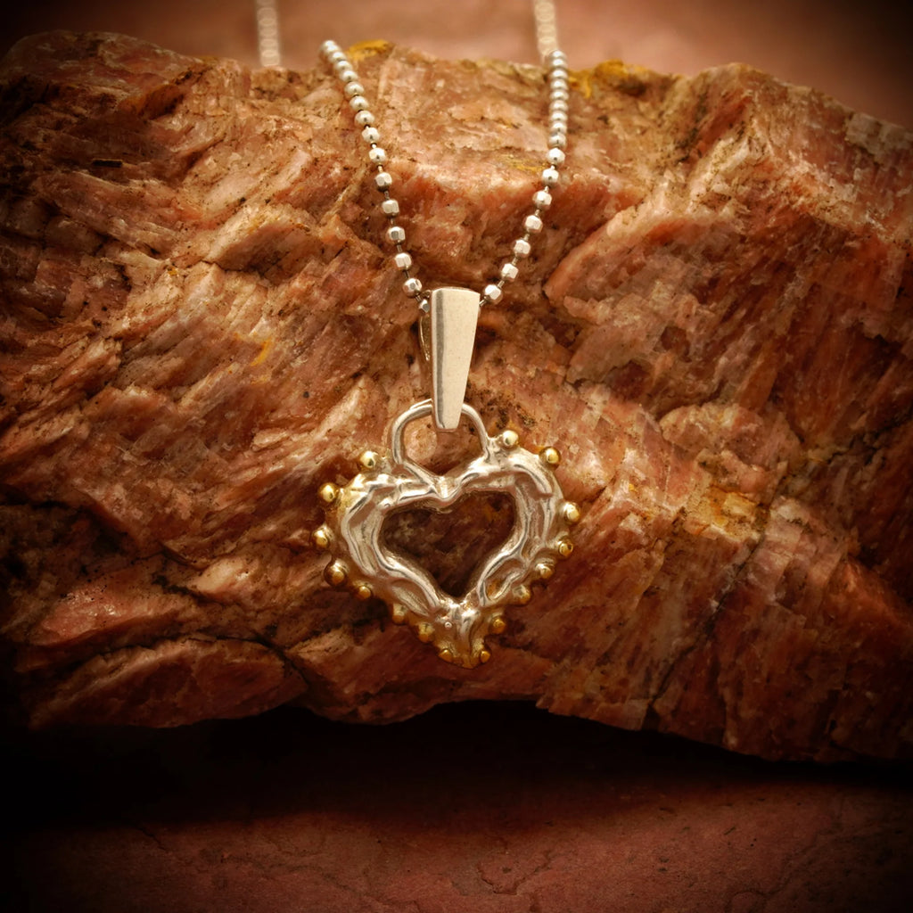 „Morgenliebe“-Anhänger mit offenem Herz und Tautropfen aus 925er Silber mit goldfarbenen Akzenten – Talisman für Zärtlichkeit und reine Liebe, handgefertigt im Boho- und rustikalen Stil | Art Diva