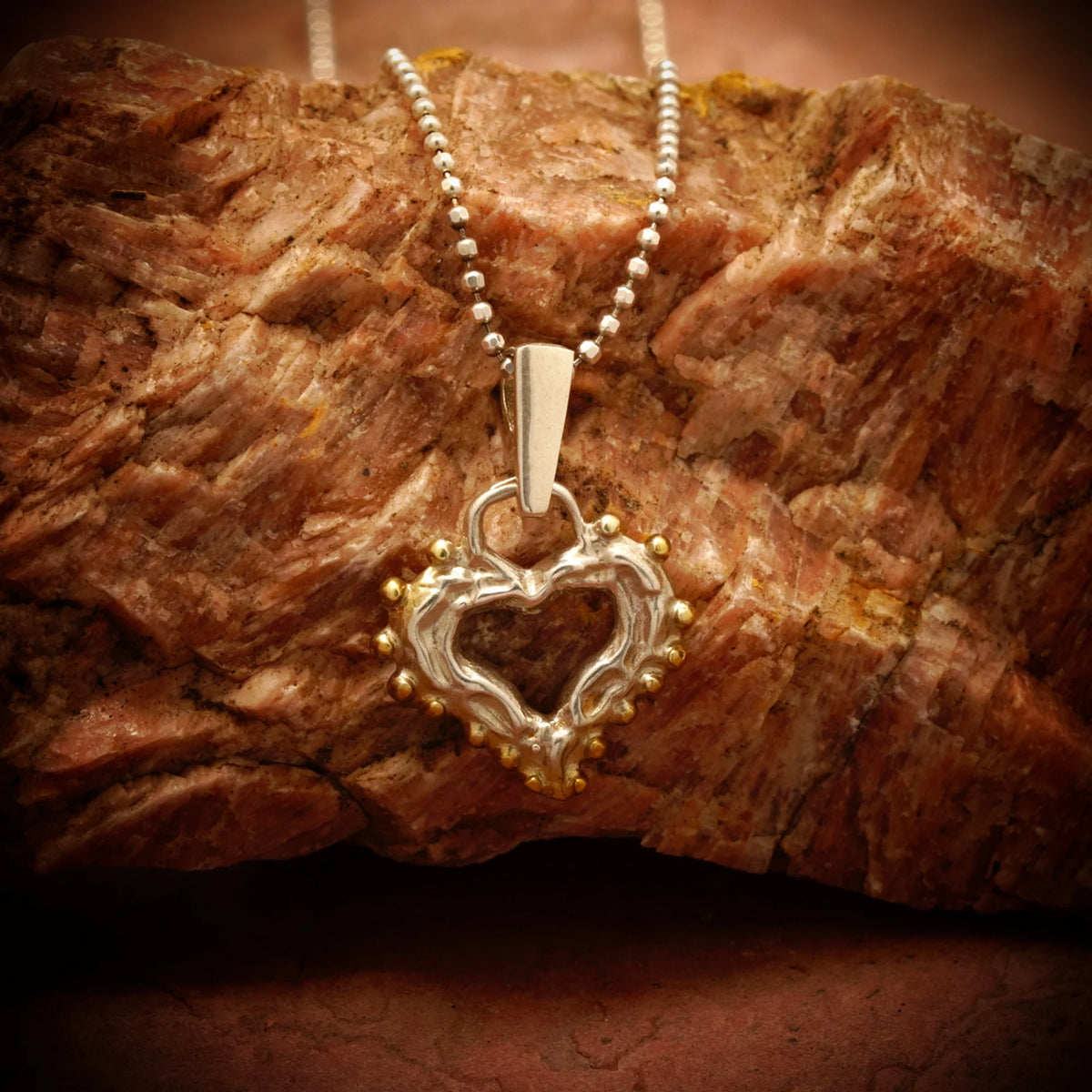„Morgenliebe“-Anhänger mit offenem Herz und Tautropfen aus 925er Silber mit goldfarbenen Akzenten – Talisman für Zärtlichkeit und reine Liebe, handgefertigt im Boho- und rustikalen Stil | Art Diva