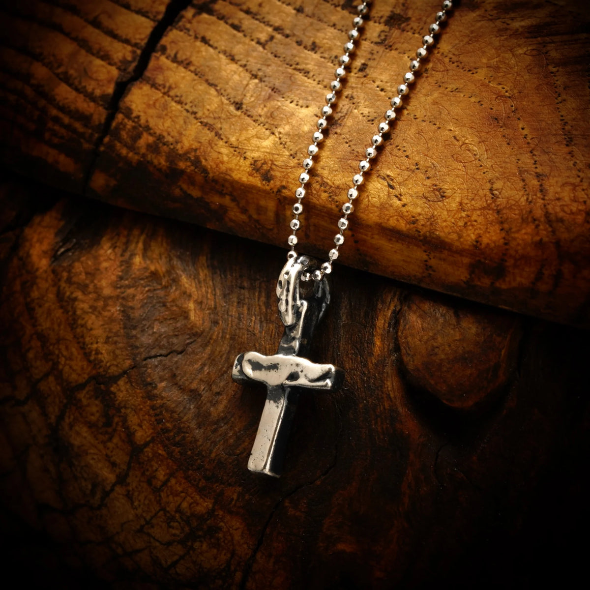 „Kleines Kreuz“-Anhänger aus 925er Silber – handgefertigter Schmuck im Boho- und rustikalen Stil | Art Diva