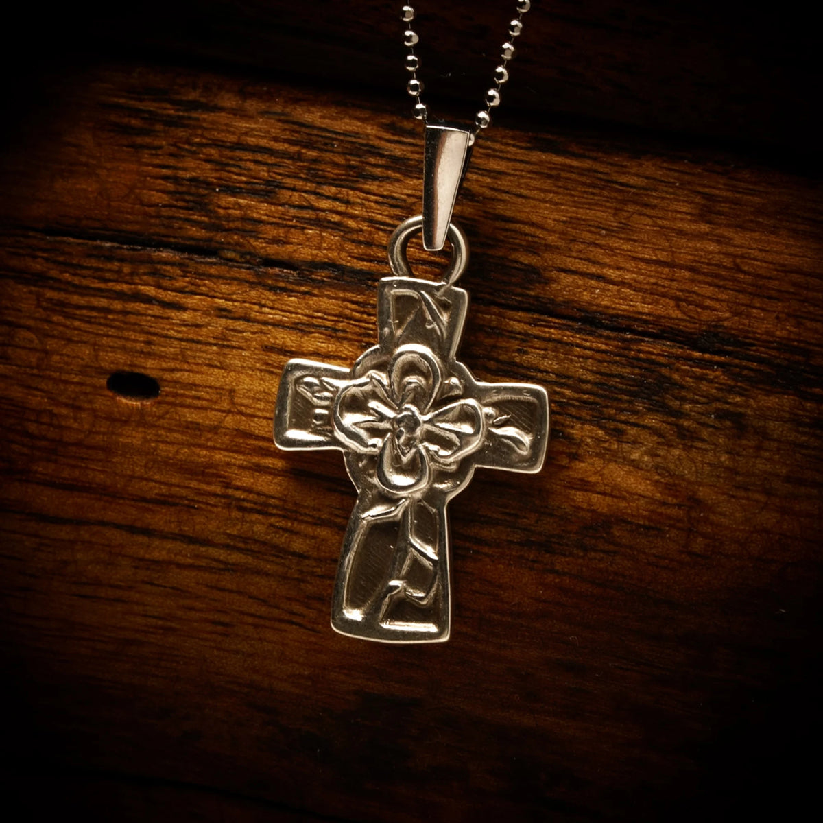 „Kreuz mit Blume“ – handgefertigter Anhänger aus 925er Silber, Talisman für Glauben und Hoffnung, Skulpturenschmuck im Boho- und rustikalen Stil | Art Diva