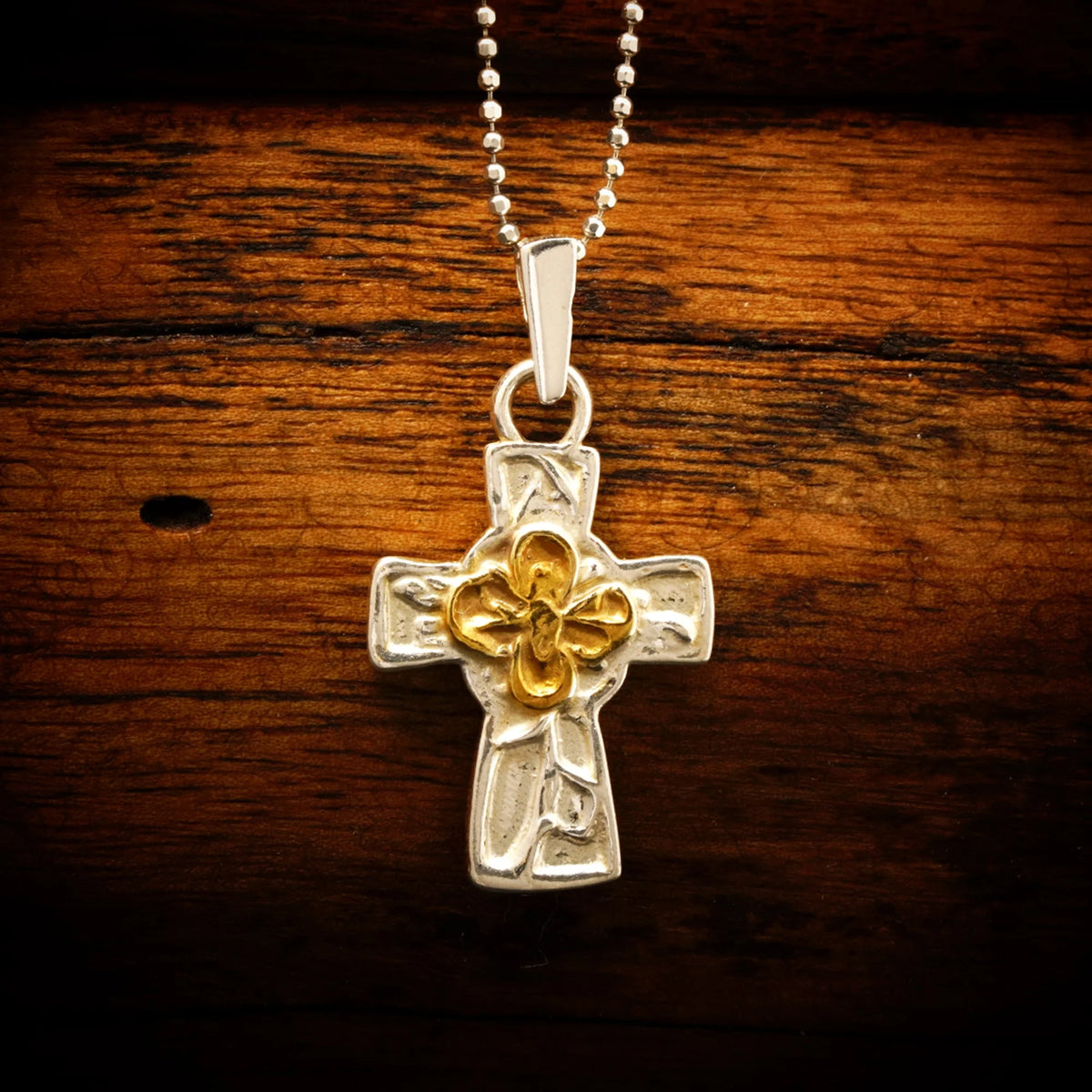„Kreuz mit Blume“-Anhänger aus 925er Silber mit goldfarbenen Akzenten – Symbol für Glauben, spirituelle Stärke, inneren Frieden und Schutz, Skulpturenschmuck im Boho- und rustikalen Stil | Art Diva