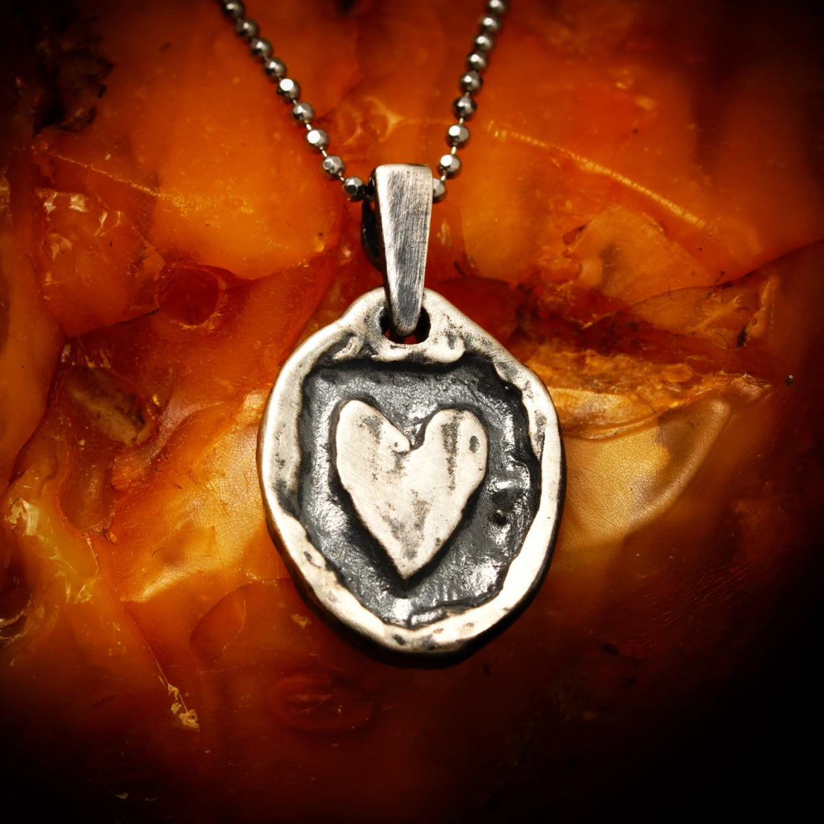 „Rustikales Herz“ – handgefertigter Anhänger aus 925er Silber, Talisman für Liebe und Verbundenheit, Skulpturenschmuck im Boho- und rustikalen Stil | Art Diva