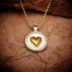 „Goldenes Herz“ – Anhänger aus 925er Silber mit goldfarbenen Akzenten, Symbol für Liebe, Zärtlichkeit und Geborgenheit, Skulpturenschmuck im Boho- und rustikalen Stil | Art Diva