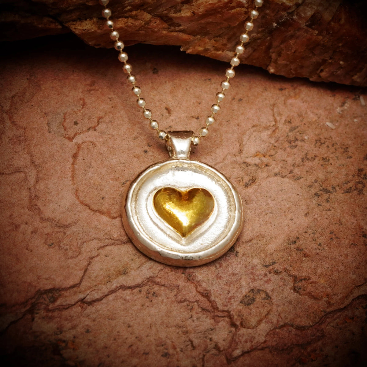 „Goldenes Herz“ – Anhänger aus 925er Silber mit goldfarbenen Akzenten, Symbol für Liebe, Zärtlichkeit und Geborgenheit, Skulpturenschmuck im Boho- und rustikalen Stil | Art Diva