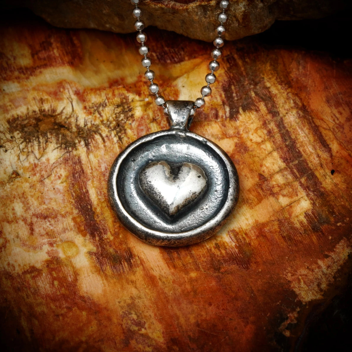 „Herz“ – handgefertigter Anhänger aus 925er Silber, Talisman für Liebe und Schutz, Skulpturenschmuck im Boho- und rustikalen Stil | Art Diva