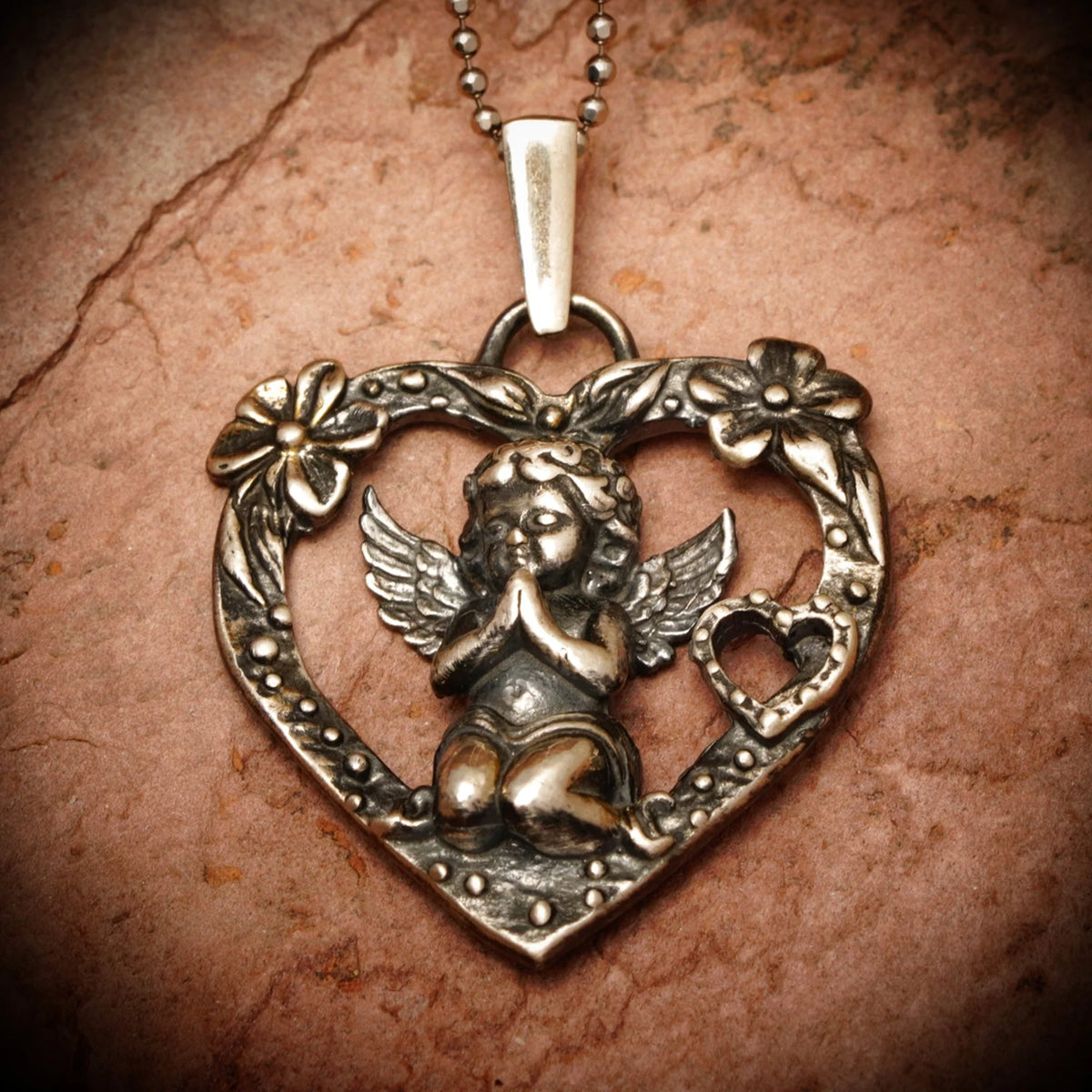 „Gebet eines Engels“-Herz-Anhänger für Damen aus 925er Silber mit Engel und Blumen – Talisman für Liebe und Schutz, Skulpturenschmuck im Boho- und rustikalen Stil | Art Diva
