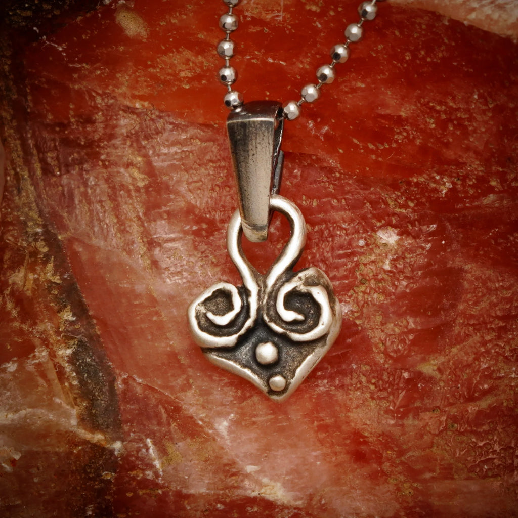 Herzanhänger aus 925er Silber – handgefertigter Liebestalisman und Skulpturenschmuck im Boho-Stil, ideales Geschenk für Mutter, Tochter oder Freundin | Art Diva