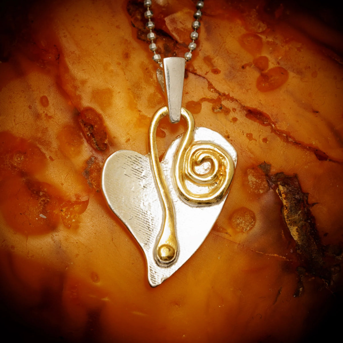„Herz und Spirale“ – handgefertigter Anhänger aus 925er Silber, Talisman für Liebe und einen Neuanfang, Skulpturenschmuck im Boho- und rustikalen Stil | Art Diva