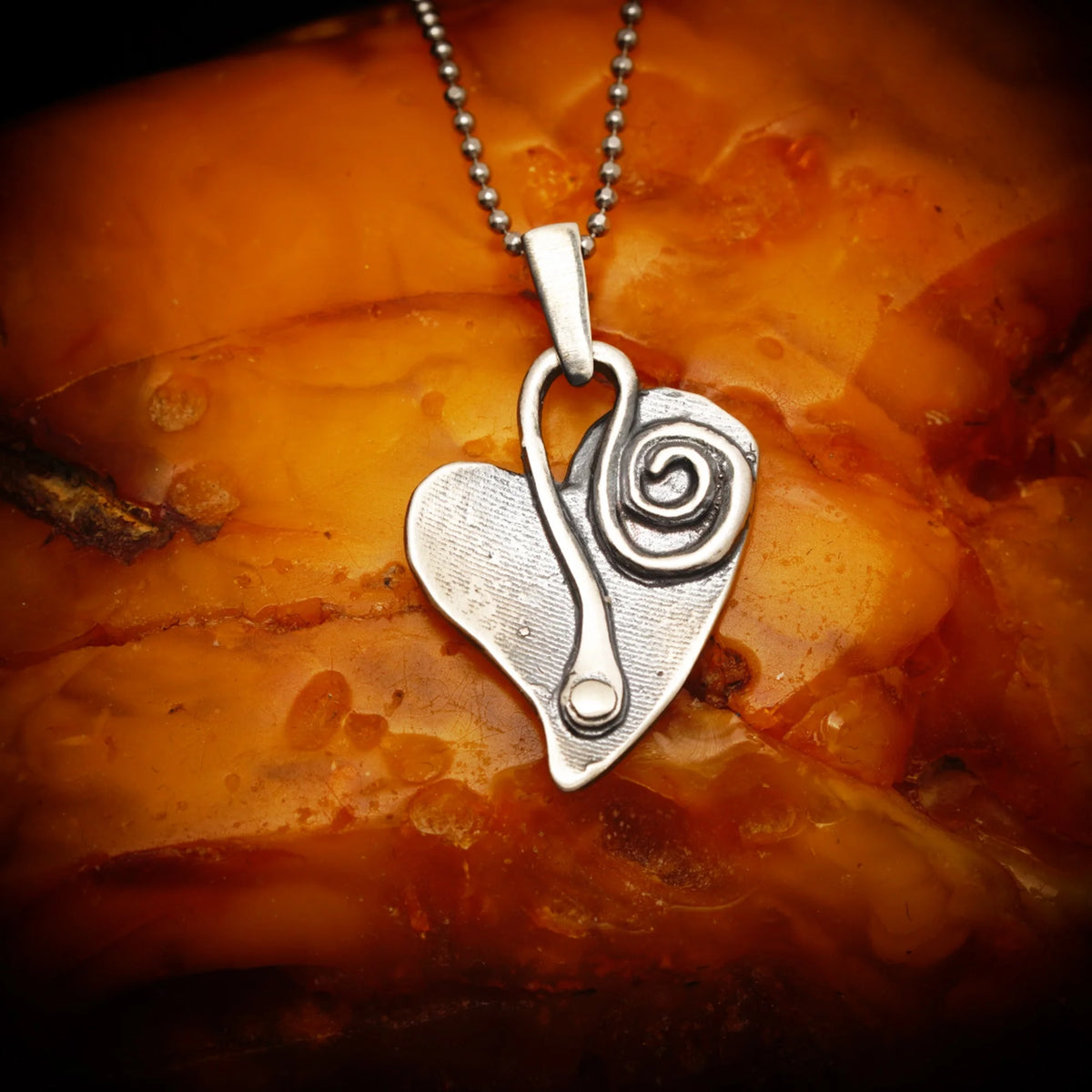 „Herz und Spirale“ – Anhänger aus 925er Silber, Talisman für Liebe und einen Neuanfang, Skulpturenschmuck im Boho- und rustikalen Stil | Art Diva