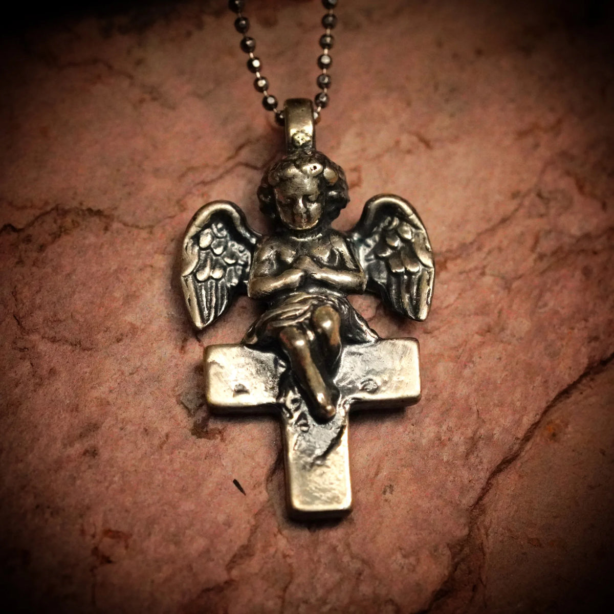 „Engel auf dem Kreuz“-Anhänger aus 925er Silber – handgefertigter Talisman für Schutz und Licht, Skulpturenschmuck im Boho- und rustikalen Stil | Art Diva