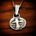 925er Silberanhänger mit Reliefkreuz – handgefertigter Boho-Talisman für Glauben und spirituelle Kraft, skulpturales Schmuckstück und Geschenk für Mutter, Tochter oder Freundin | Art Diva