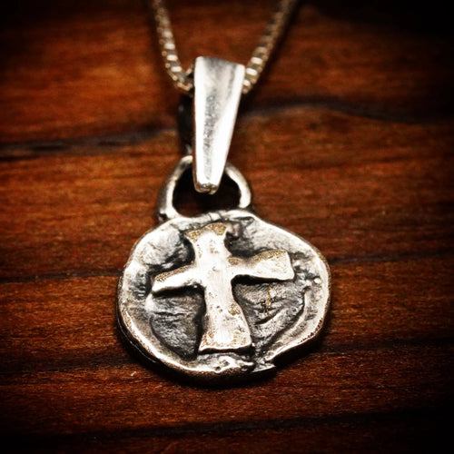 925er Silberanhänger mit Reliefkreuz – handgefertigter Boho-Talisman für Glauben und spirituelle Kraft, skulpturales Schmuckstück und Geschenk für Mutter, Tochter oder Freundin | Art Diva