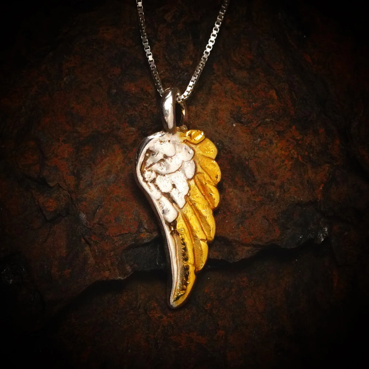 „Engelsflügel“ – handgefertigter Anhänger aus 925er Silber mit goldfarbenen Akzenten, Talisman für Schutz, Stärke und Licht, Skulpturenschmuck im Boho- und rustikalen Stil | Art Diva