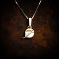„Spätzchen“ – Anhänger aus 925er Silber mit goldfarbenen Akzenten, Talisman für Freiheit, Leichtigkeit und Wärme, Skulpturenschmuck im Boho- und rustikalen Stil | Art Diva