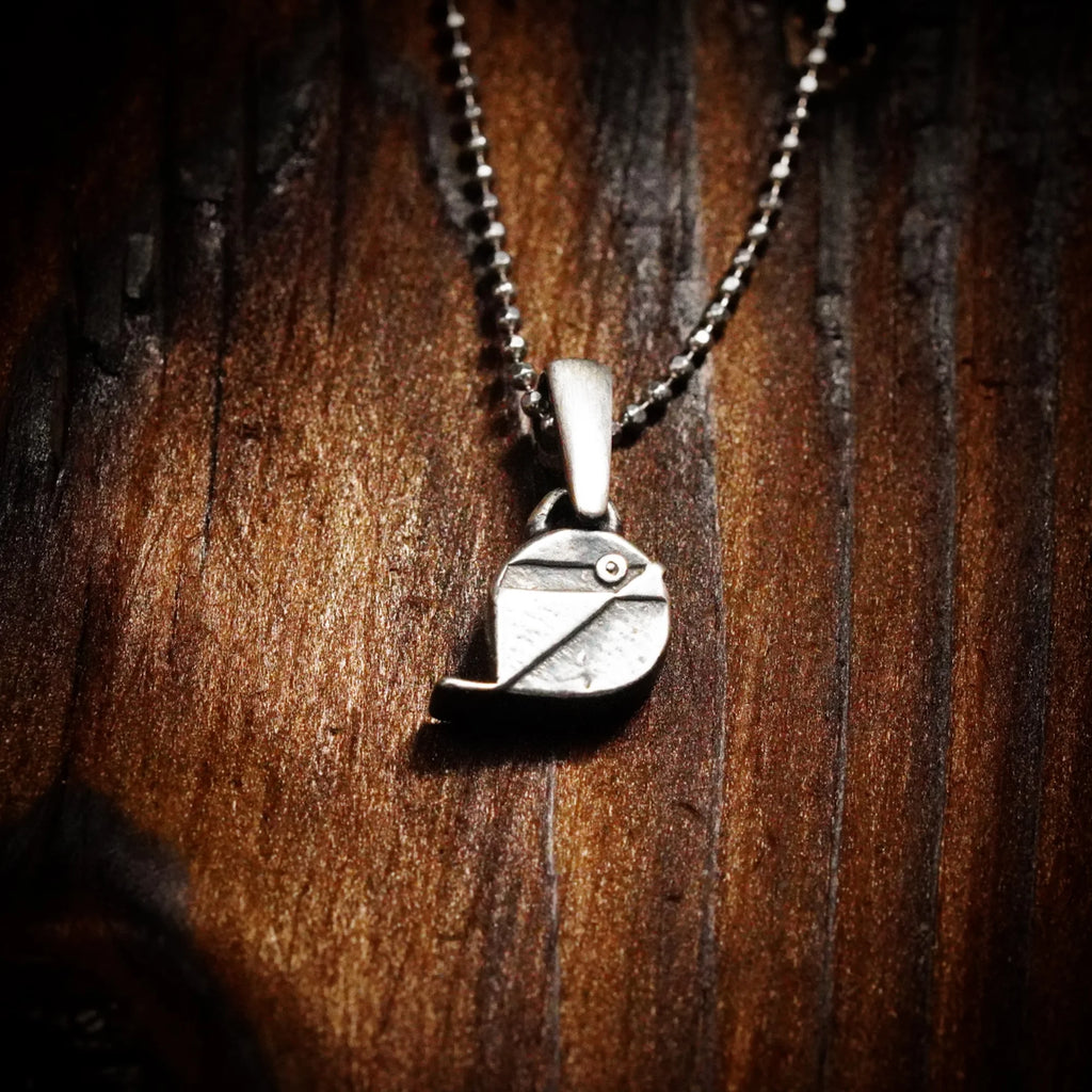 „Spätzchen“-Anhänger aus 925er Silber – oxidierter Talisman für Freiheit, Leichtigkeit und Wärme, handgefertigter Skulpturenschmuck im Boho- und rustikalen Stil | Art Diva