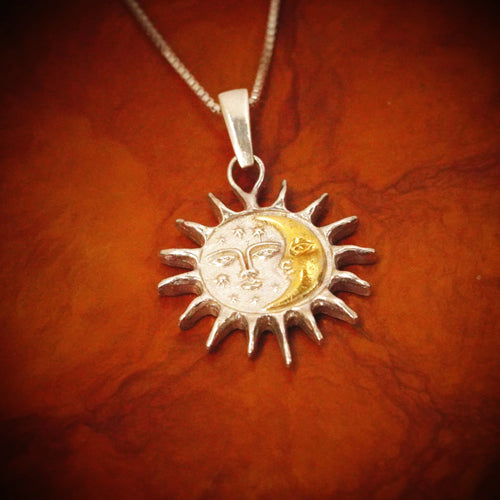 „Tag und Nacht“-Anhänger aus 925er Silber mit goldfarbenen Akzenten und Sonne-Mond-Motiv – Skulpturenschmuck im Boho-Stil | Art Diva