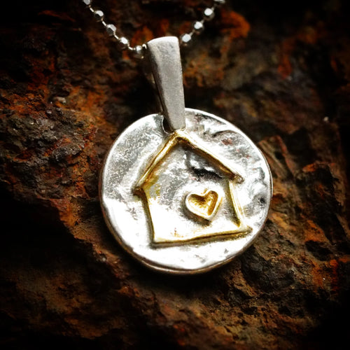 „Zuhause ist alles“ – handgefertigter Anhänger aus 925er Silber mit goldfarbenen Akzenten, Symbol für Liebe und Familie, Schmuck im Boho- und rustikalen Stil | Art Diva