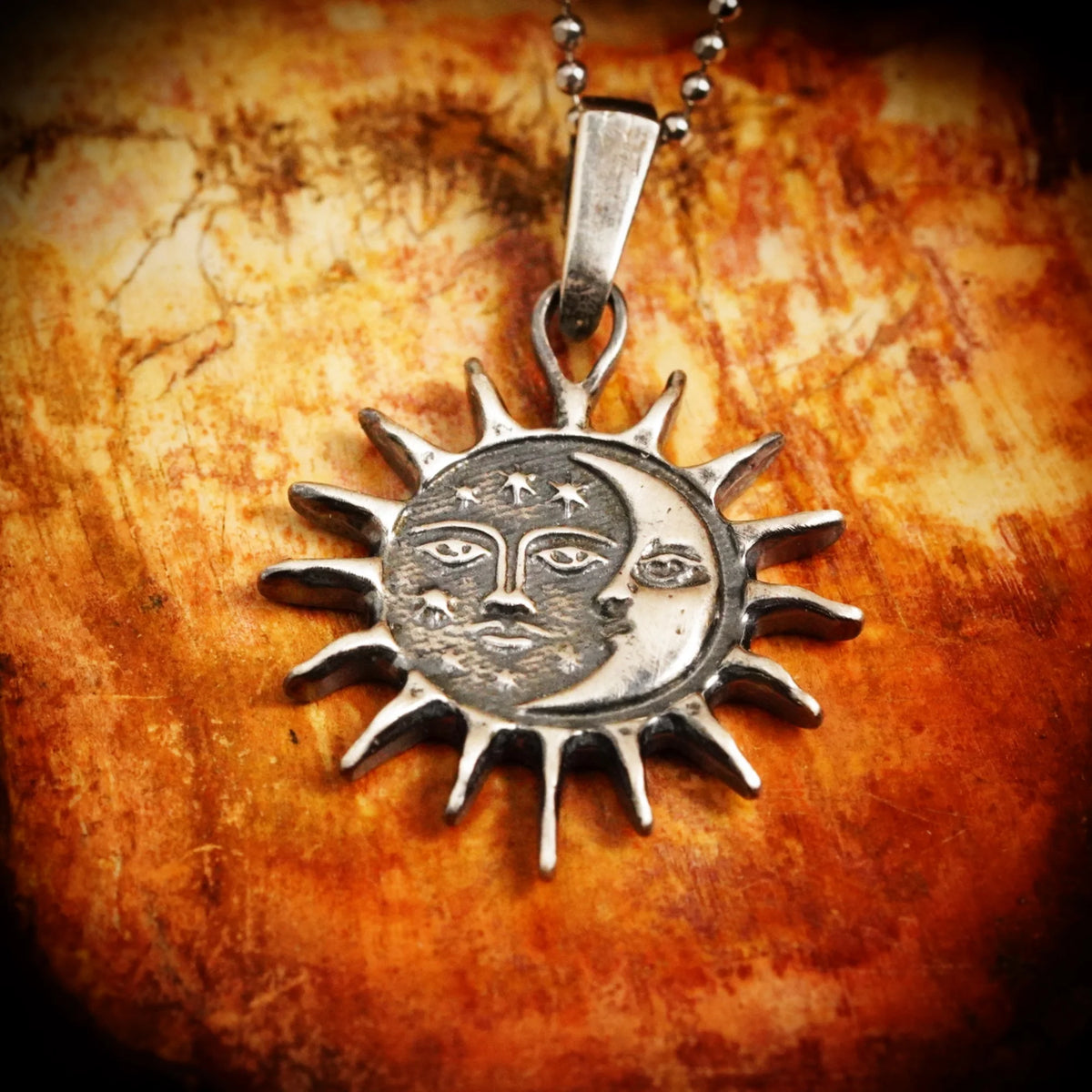 „Tag und Nacht“-Anhänger aus 925er Silber mit Sonne und Mond – Skulpturenschmuck im Boho- und rustikalen Stil | Art Diva