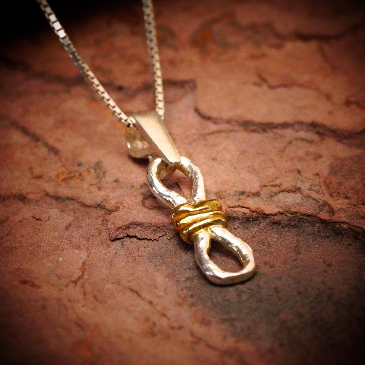 Schmuck aus 925er Silber – Knoten der unendlichen Liebe, handgefertigter Anhänger mit Ewigkeitssymbol im rustikalen Skulpturenstil | Art Diva