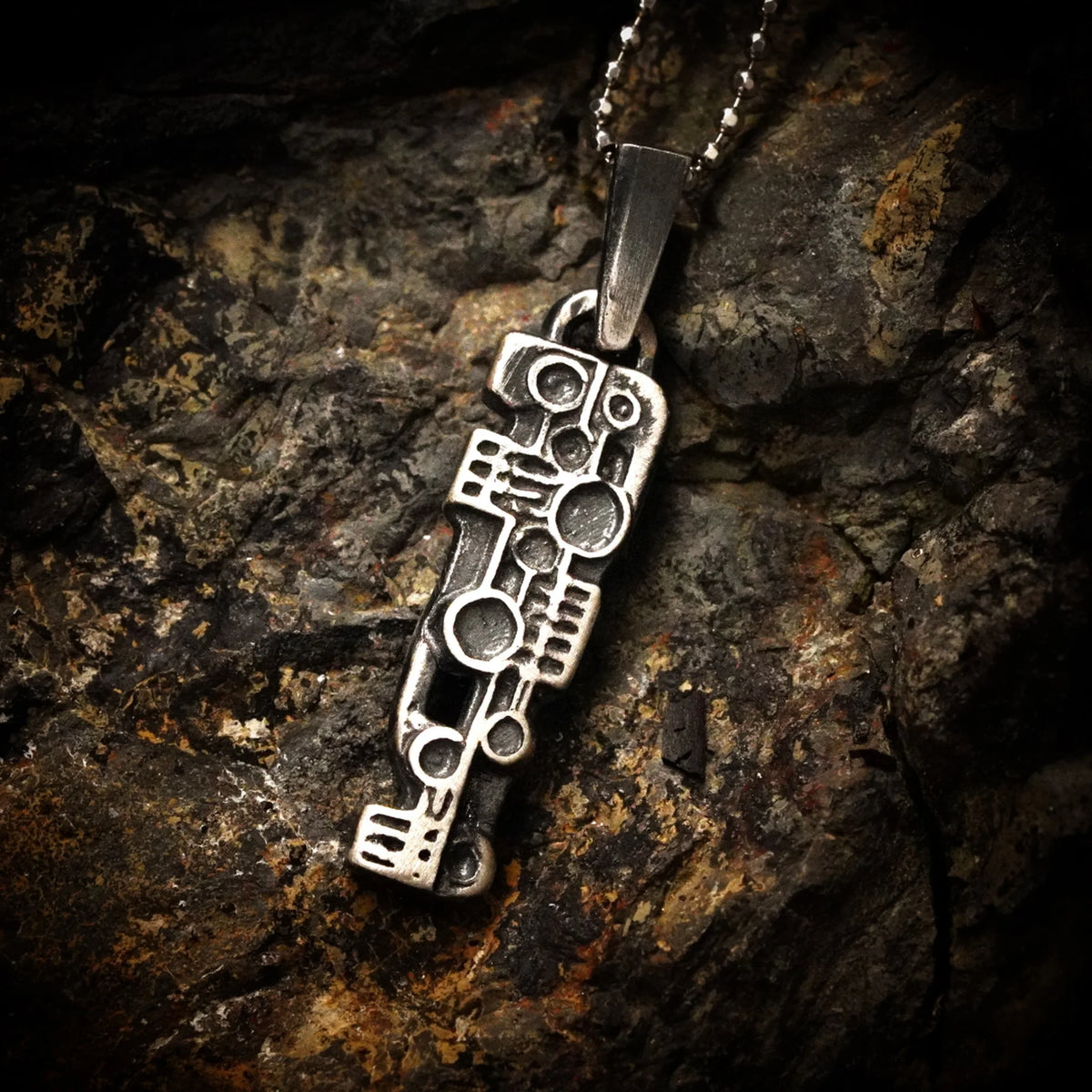 „Puls“ – handgefertigter Anhänger aus 925er Silber, künstlerischer Skulpturenschmuck für Kraft und Rhythmus im Boho- und rustikalen Stil | Art Diva