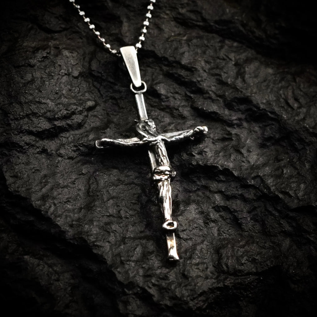„Kreuz des Glaubens“ – Kruzifix aus 925er Silber mit kunstvoll gestalteter Christusfigur, handgefertigtes Symbol für Stärke und Spiritualität im Vintage-, Boho- und rustikalen Stil | Art Diva
