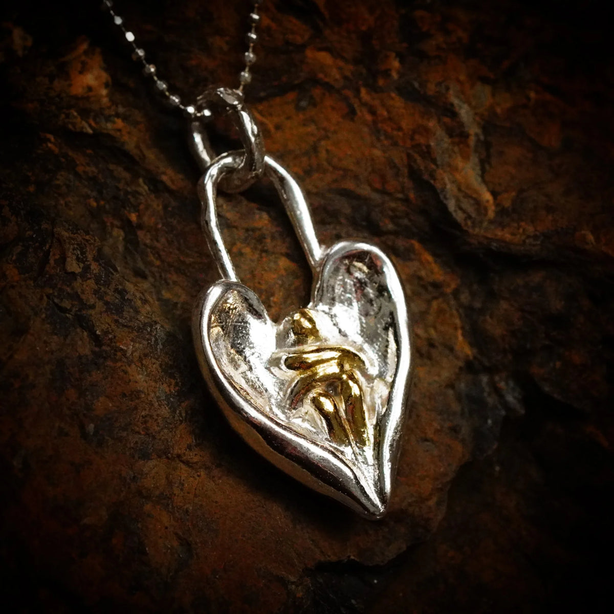 „Engelsumarmung“-Anhänger aus 925er Silber mit goldfarbenen Akzenten – Talisman für Trost und Schutz, Skulpturenschmuck im Boho- und rustikalen Stil | Art Diva