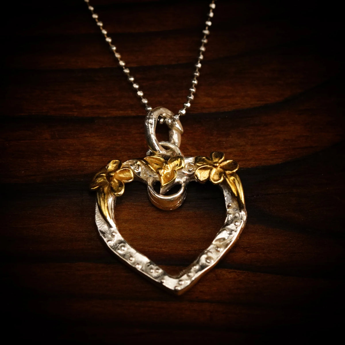 „Offenes Herz“-Anhänger für Damen aus 925er Silber mit goldfarbenen Akzenten – Skulpturenschmuck im Boho- und rustikalen Stil | Art Diva
