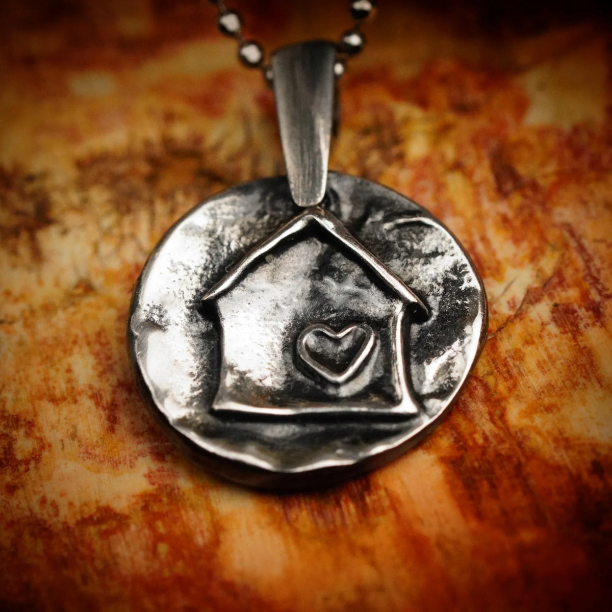 „Zuhause ist alles“ – handgefertigter Haus-Anhänger mit Herz aus Silber, Symbol für familiäre Geborgenheit und Liebe | Art Diva