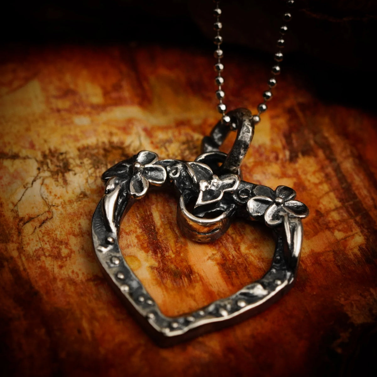 „Offenes Herz“-Anhänger für Damen aus 925er Silber – oxidierter Schmuck im Boho- und rustikalen Stil | Art Diva