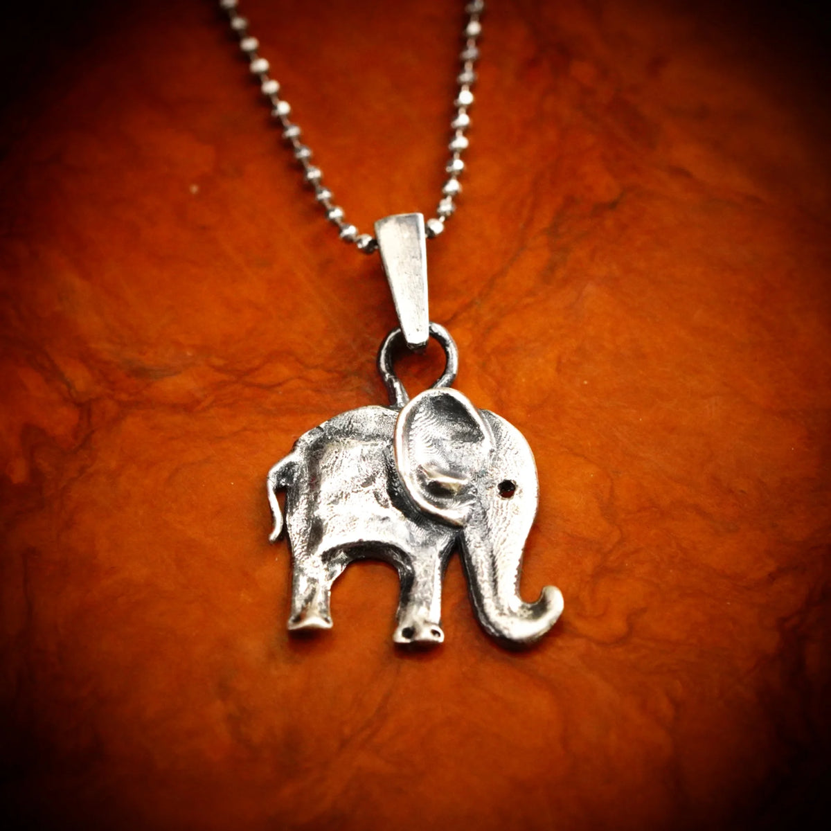„Kleiner Elefant“-Anhänger aus 925er Silber – Talisman für Glück, Weisheit und Schutz, oxidierter Skulpturenschmuck im Boho- und rustikalen Stil | Art Diva