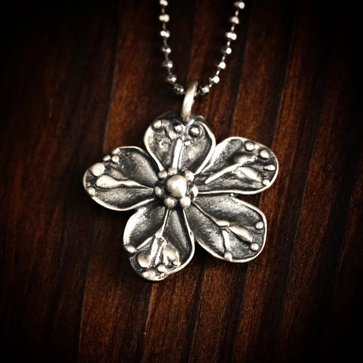 „Sauerkirschblüte“ – handgefertigter Anhänger aus 925er Silber, Talisman für Liebe, einen Neuanfang und Harmonie, Skulpturenschmuck im Boho- und rustikalen Stil | Art Diva