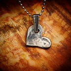 Herz-Anhänger aus 925er Silber – Talisman für Liebe, handgefertigter Skulpturenschmuck im Boho-Stil mit rustikaler Optik | Art Diva