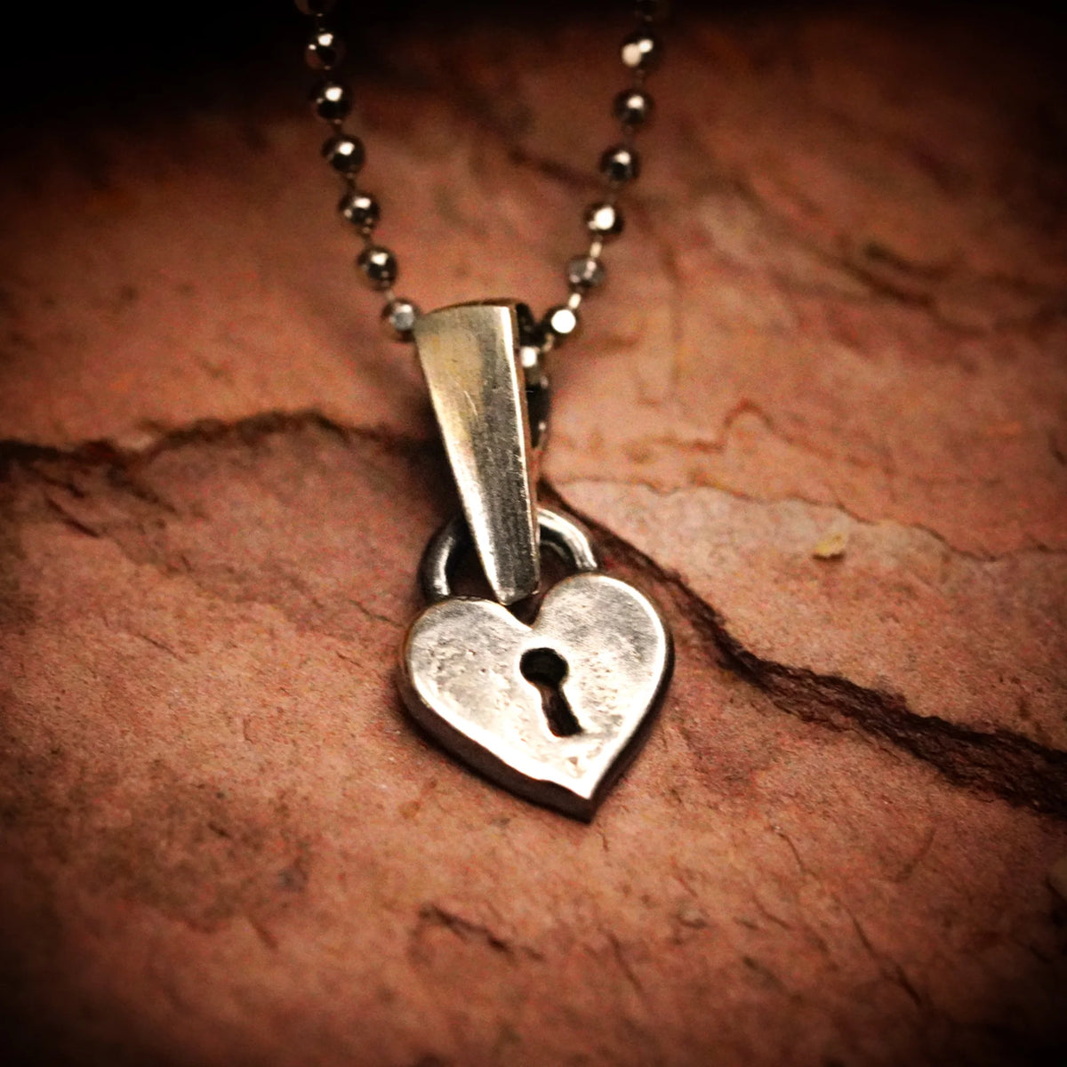 „Herzschloss“-Anhänger aus 925er Silber – Talisman für Liebe und Schutz, teilweise oxidierter Skulpturenschmuck im Boho- und rustikalen Stil mit Vintage-Effekt | Art Diva