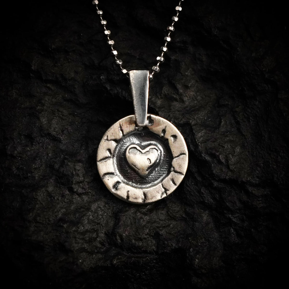 „Herz im Kreis“ – handgefertigter Anhänger aus 925er Silber, Talisman für Liebe und Schutz, Skulpturenschmuck im Boho- und rustikalen Stil | Art Diva