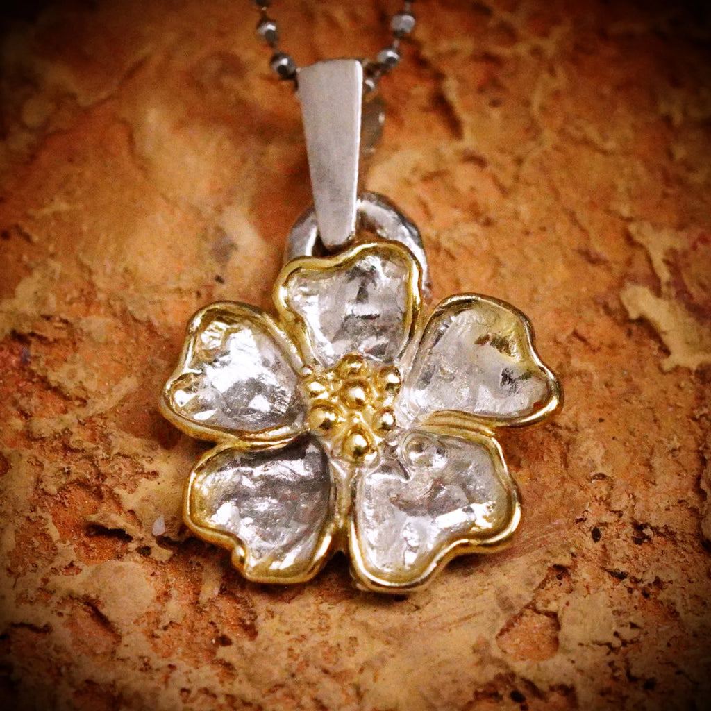 „Kirschblüte“ – Anhänger aus 925er Silber mit goldfarbenen Akzenten, Talisman für Frühling und Neubeginn, handgefertigter Skulpturenschmuck im Boho- und rustikalen Stil | Art Diva