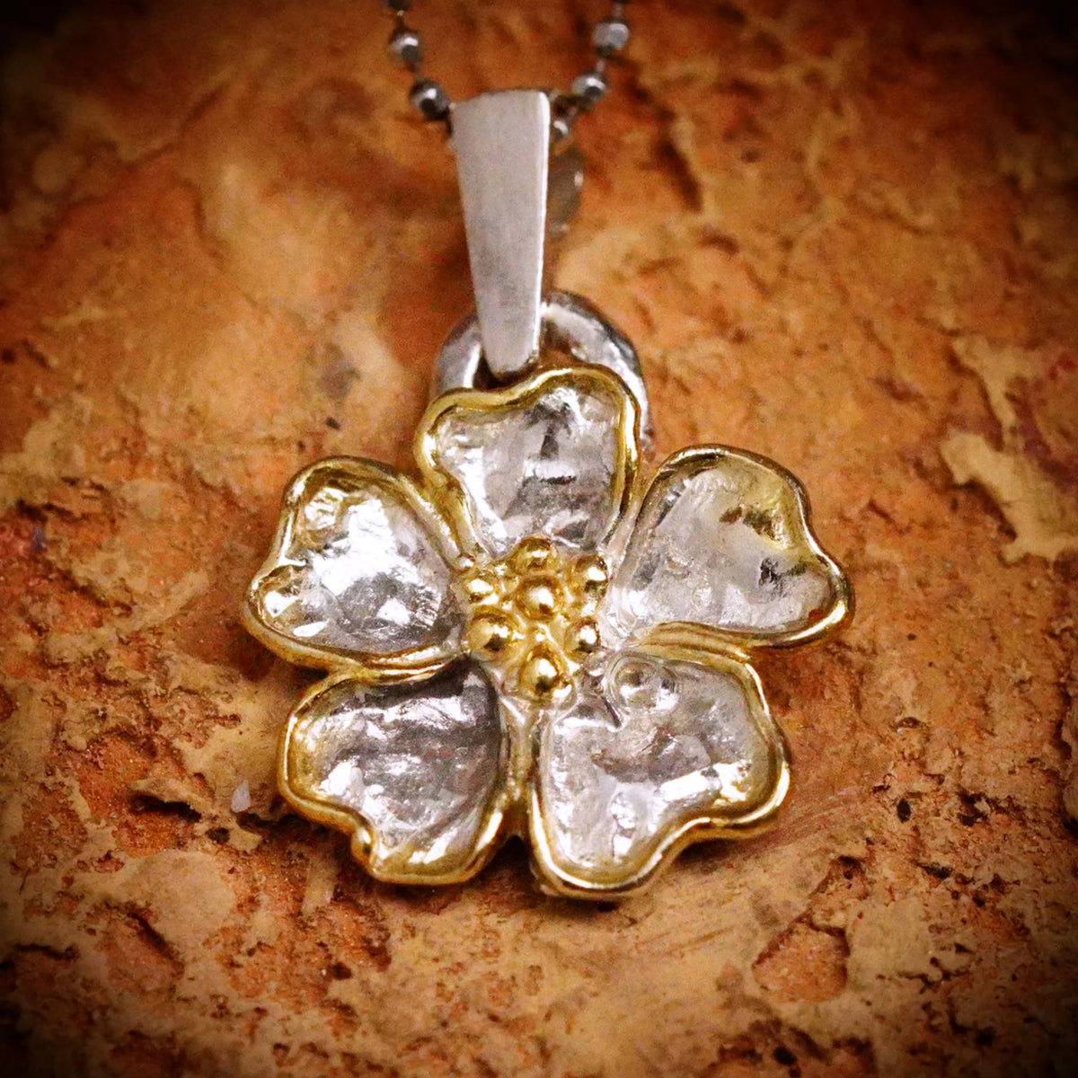 „Kirschblüte“ – Anhänger aus 925er Silber mit goldfarbenen Akzenten, Talisman für Frühling und Neubeginn, handgefertigter Skulpturenschmuck im Boho- und rustikalen Stil | Art Diva